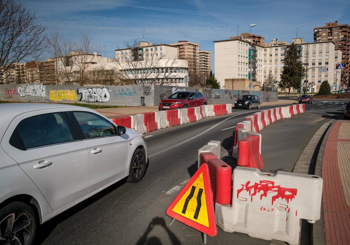 Imagen principal - La rejilla de ventilación ha cedido, explican desde el Ayuntamiento mientras ADIF estudia la reparación.