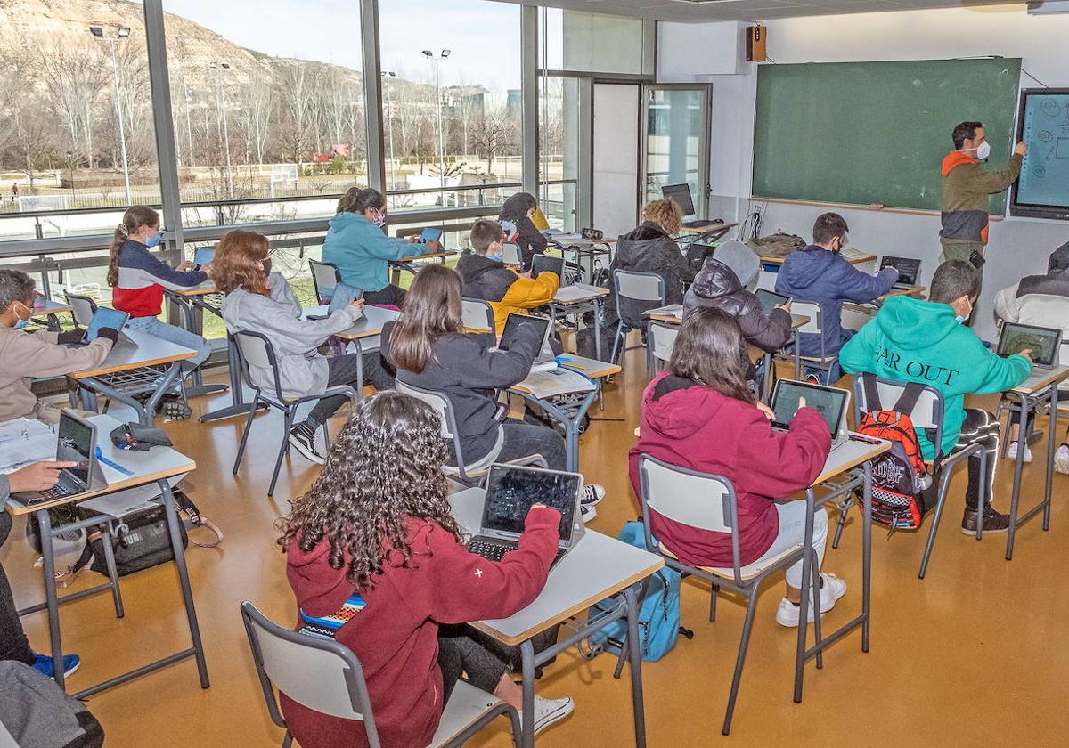 Alumnos durante una clase en el IES Comercio.