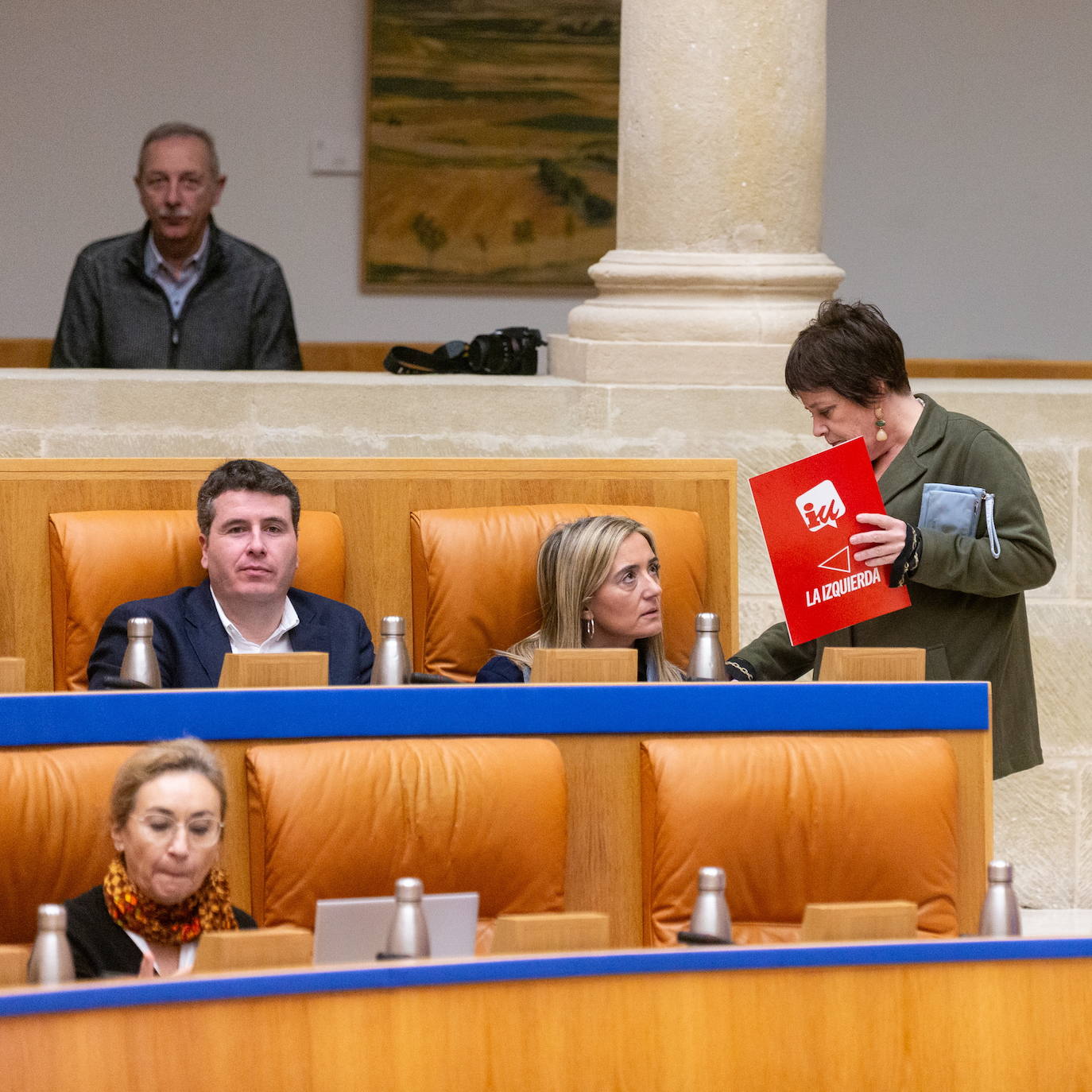 María Martín, en la bancada inferior, en un pleno del Parlamento.