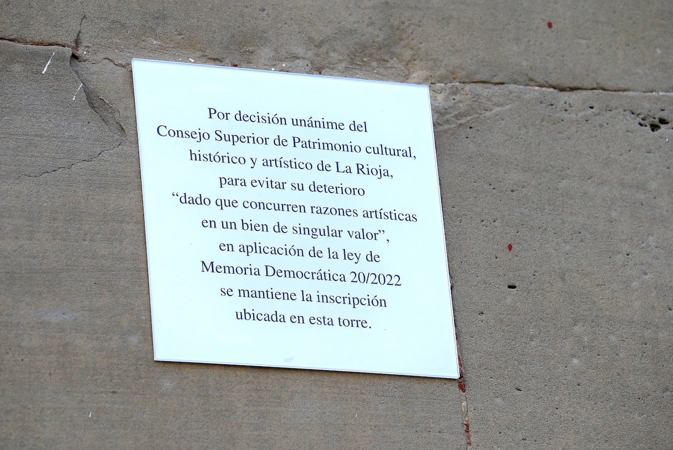 Imagen principal - La placa de metacrilato blanco colocada la semana pasada en sustitución de la metálica retirada a finales de 2023 y que de nuevo tendrá que cambiarse por una tercera transparente.