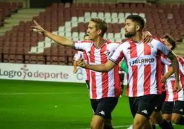 Jordi Escobar celebra, junto a Rubio, su gol.