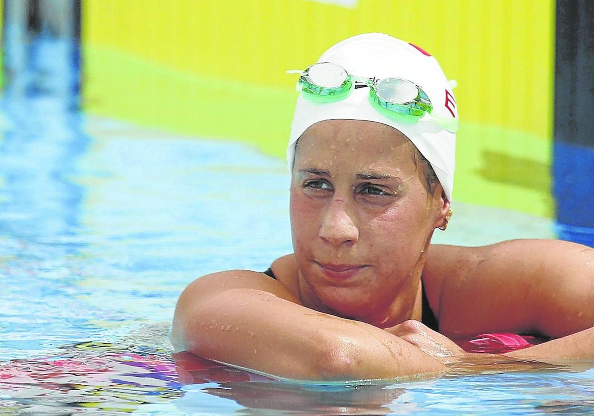 La medallista Erika Villaécija respira después de una prueba de 800 libres en París.