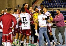Los jugadores franjivino celebran el triunfo ante el Ademar, con Rivero y Javi García en la pista.