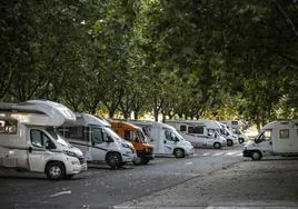 Parking de Las Norias, improvisada área para autocaravanas desde hace años sin regular y con las críticas del camping cercano.