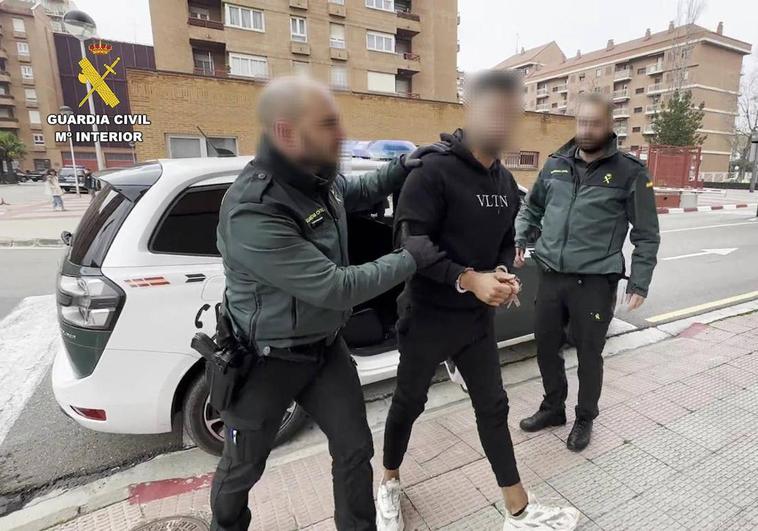 El detenido por el apuñalamiento, en dependencias de la Guardia Civil.