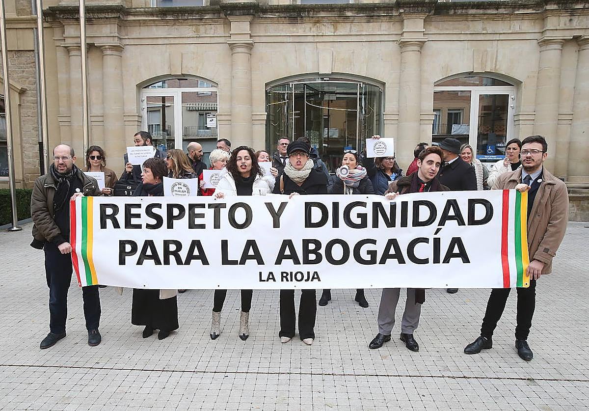 Concentración de los abogados del turno de oficio frente al Palacio de Justicia, en una imagen de archivo.