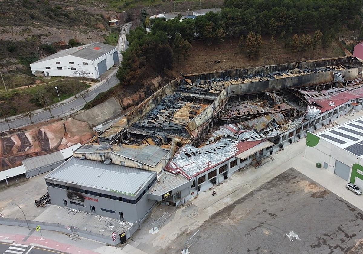 Las diversas naves de las instalaciones principales de Calzados Fal y Chiruca quedaron arrasadas por el incendio, con buena parte de sus cubiertas colapsadas.