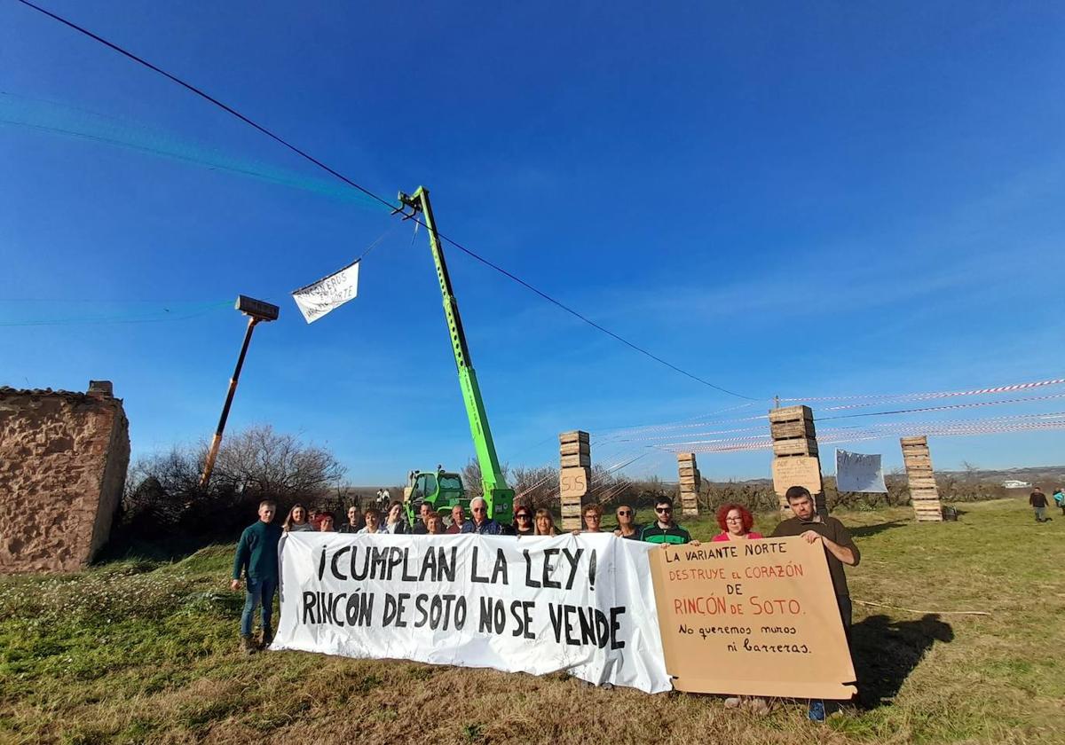 Algunos miembros de Apovifrincón en la zona donde han recreado las dimensiones de la variante norte del tren y su impacto.