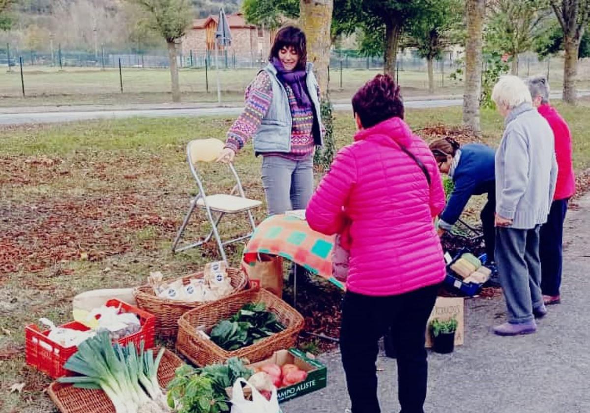 Dos imágenes de puestos montados en verano junto a la carretera de Ojacastro, en lo que puede ser la avanzadilla del futuro mercado de artesanos.