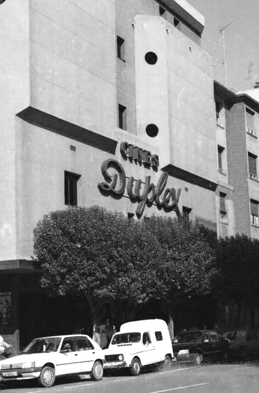 Cines Dúplex (1968-1996) en el local que actualmente ocupa Zara en la calle Pérez Galdós.