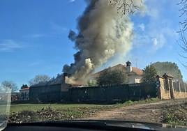 Aparatoso incendio sin heridos en una finca de Nájera