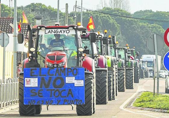 Nueva protesta. Tractorada a su paso por Sardón de Duero, Valladolid, en la N-122, durante la mañana de este lunes.