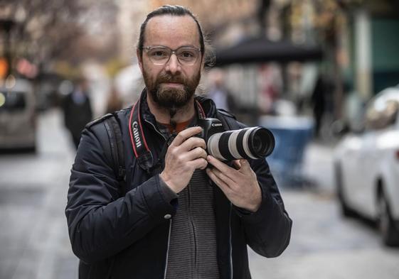 Óscar Solorzano, fotografiado con su cámara.