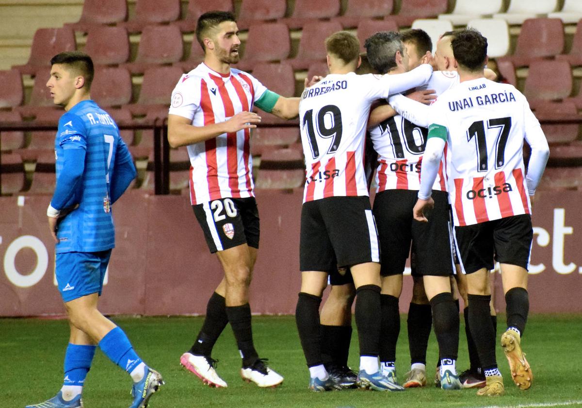 Los jugadores de la UD Logroñés celebran su tercer gol, el que marcó Urcelay