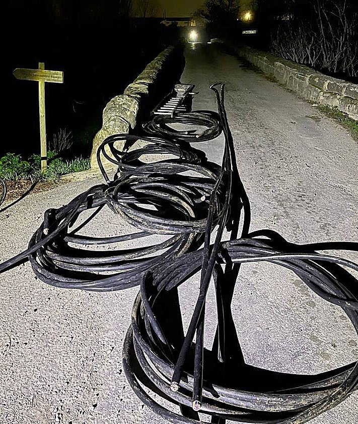 Imagen secundaria 2 - Detalle de la operación en la que se recuperaron 9.000 metros de cable robado.