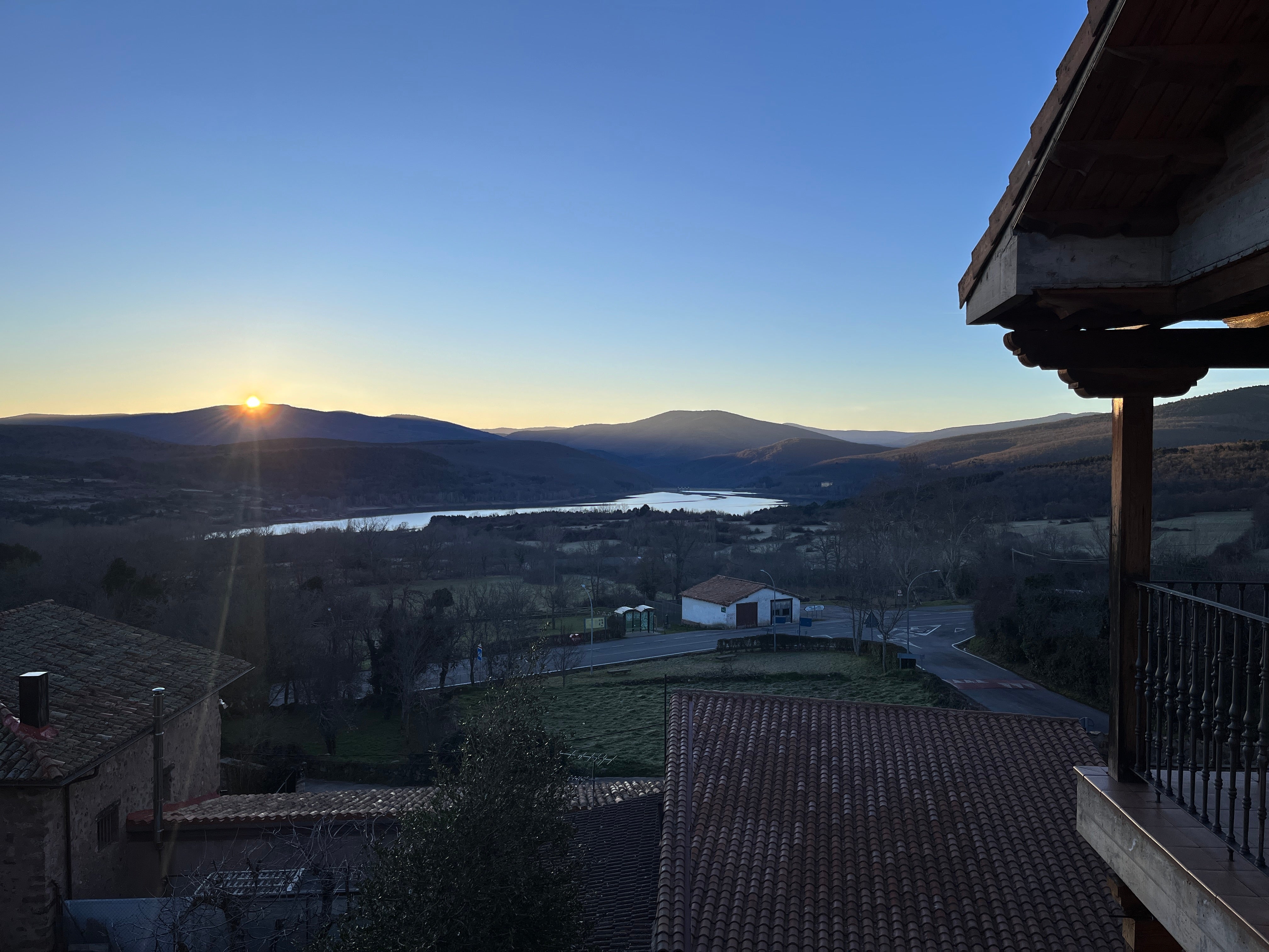 Vista del embalse González Lacasa al amanecer, en una imagen tomada desde El Rasillo.