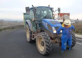 Un agricultor expresa su malestar en el tractor, en el polígono de El Sequero.