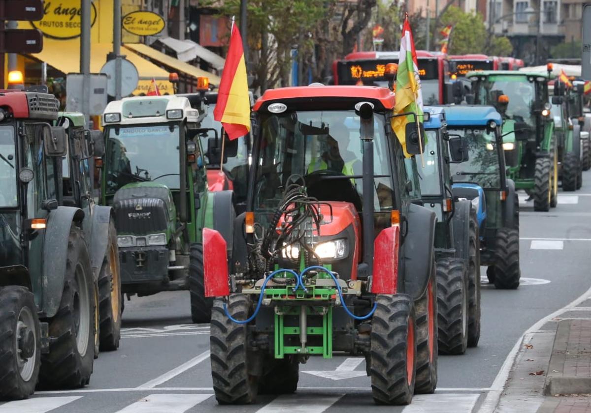 Vídeo | Aplausos para los agricultores en El Espolón