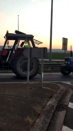 Circulación parada en carretera 124 en el acceso a Haro por el polígono