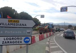 Doble atasco sobre el habitual atasco en la entrada a Logroño por Villamediana