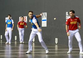 Javi Zabala espera la llegada de la pelota.