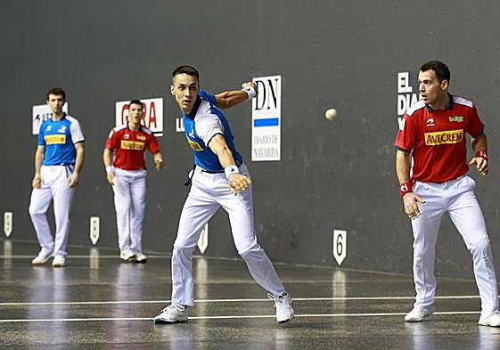 Javi Zabala espera la llegada de la pelota.