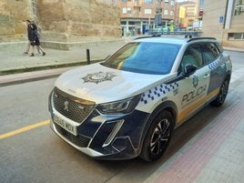 Vehículo de la Policía Local de Villamediana estacionado junto al Ayuntamiento, en la calle de la Iglesia, durante la mañana de ayer.