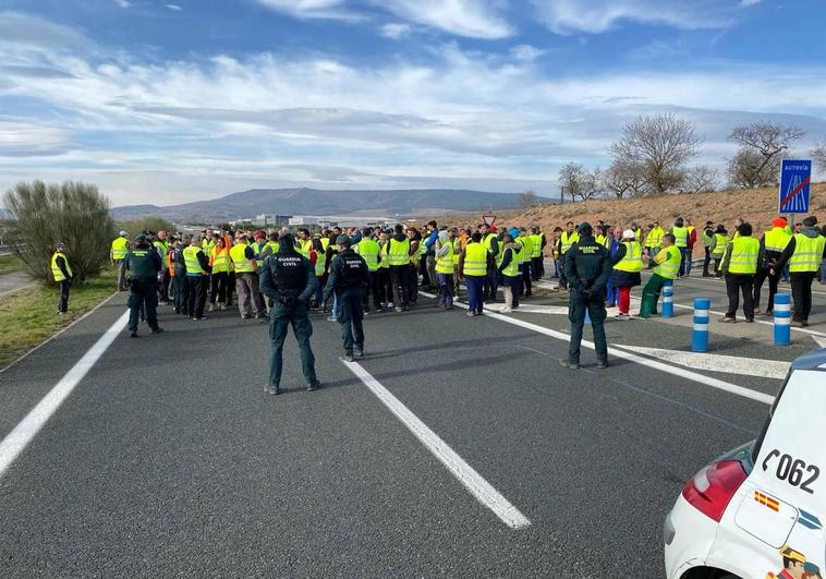 Retenciones en los accesos al polígono Lentiscares de Navarrete, este miércoles.