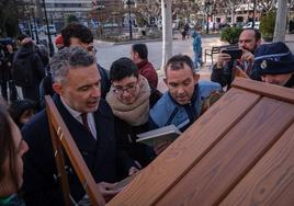 Alcalde y voluntarios, este miércoles, en una nueva caseta.