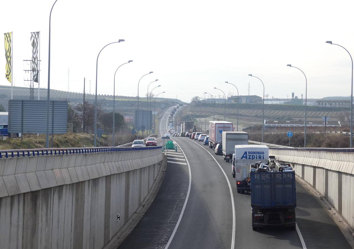 Caravana en la N-124 en sentido Ollauri.