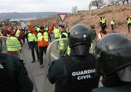 La Guardia Civil, con los agricultores enfrente.