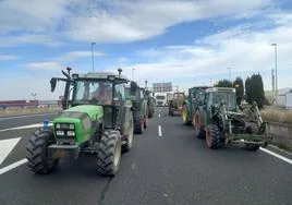 Tractores en el polígono de La Portalada