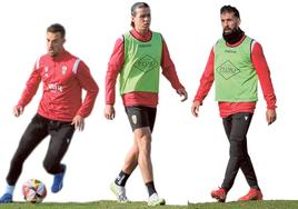 Lander Yurrebaso, Álex Comparada y Carlos Bravo, en el entrenamiento de ayer en Valdegastea.