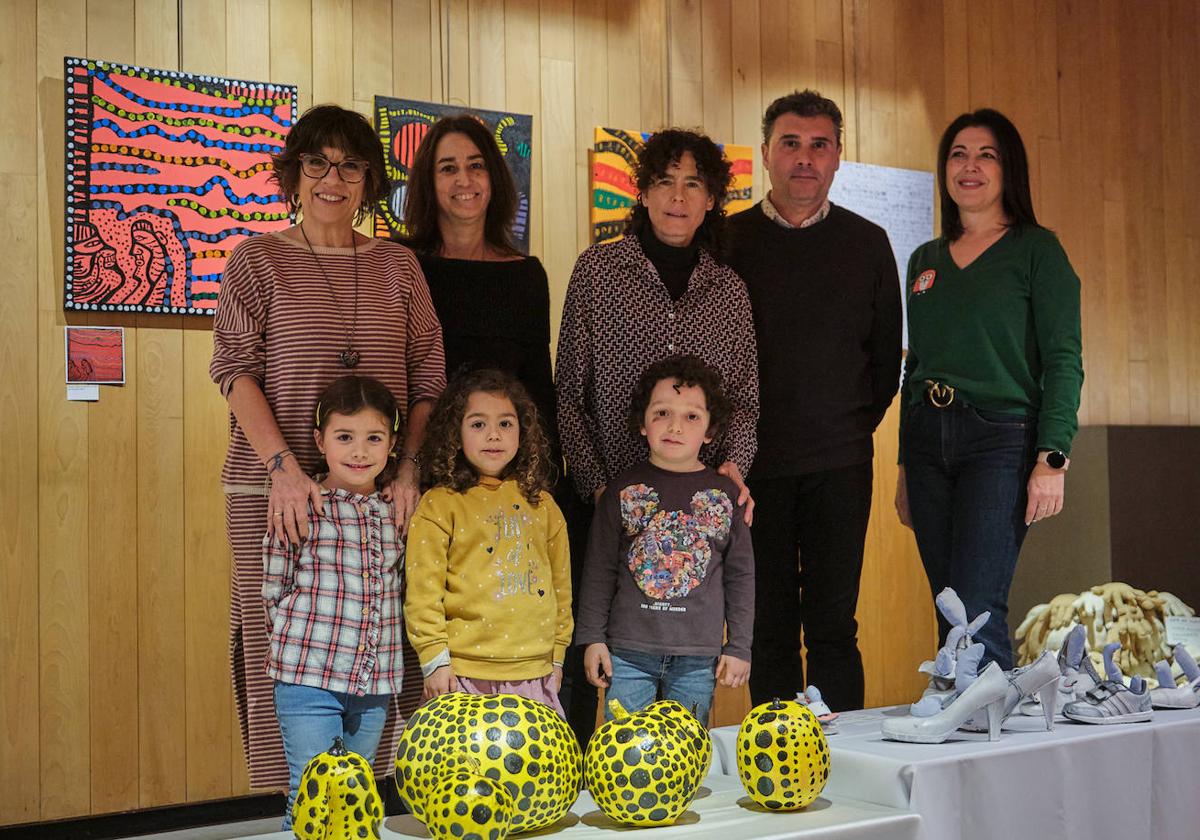 Ava, Kira y Javier con sus tutoras, Carlos Fuentes y Marina Gómez, en la exposición