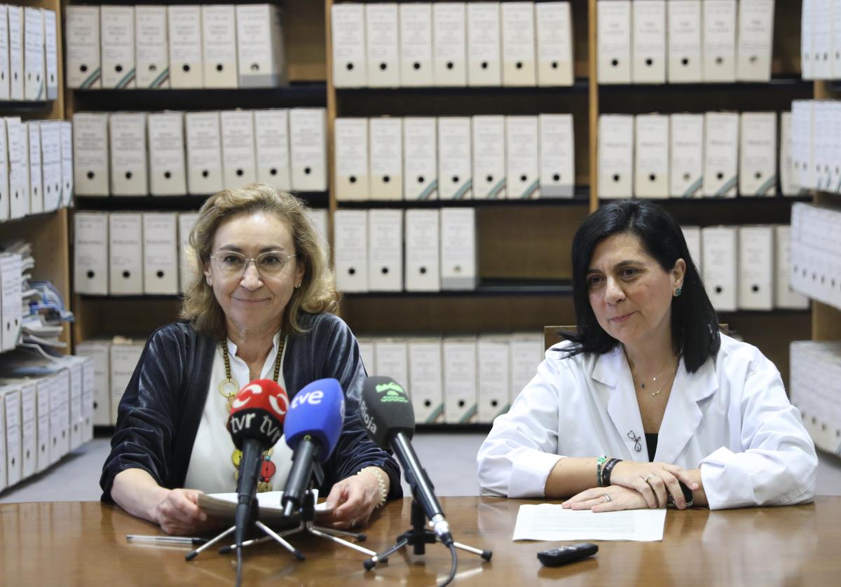 La consejera María Martín y la responsable de Cuidados Paliativos, Mónica Ochagavía, en su comparecencia de este jueves en la histórica biblioteca del Hospital de La Rioja.