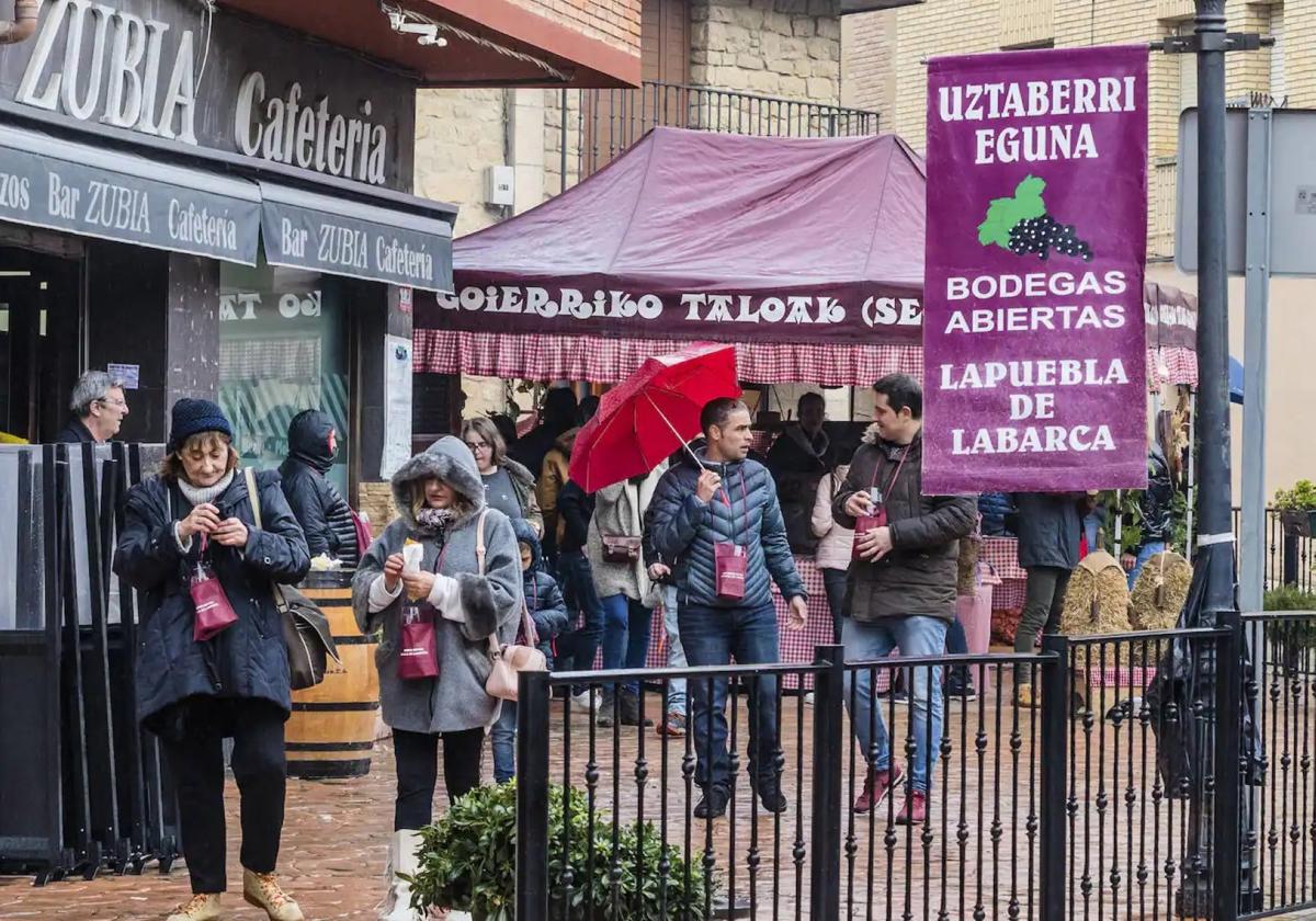 Varios asistentes disfrutan de las bodegas abiertas de Lapuebla.