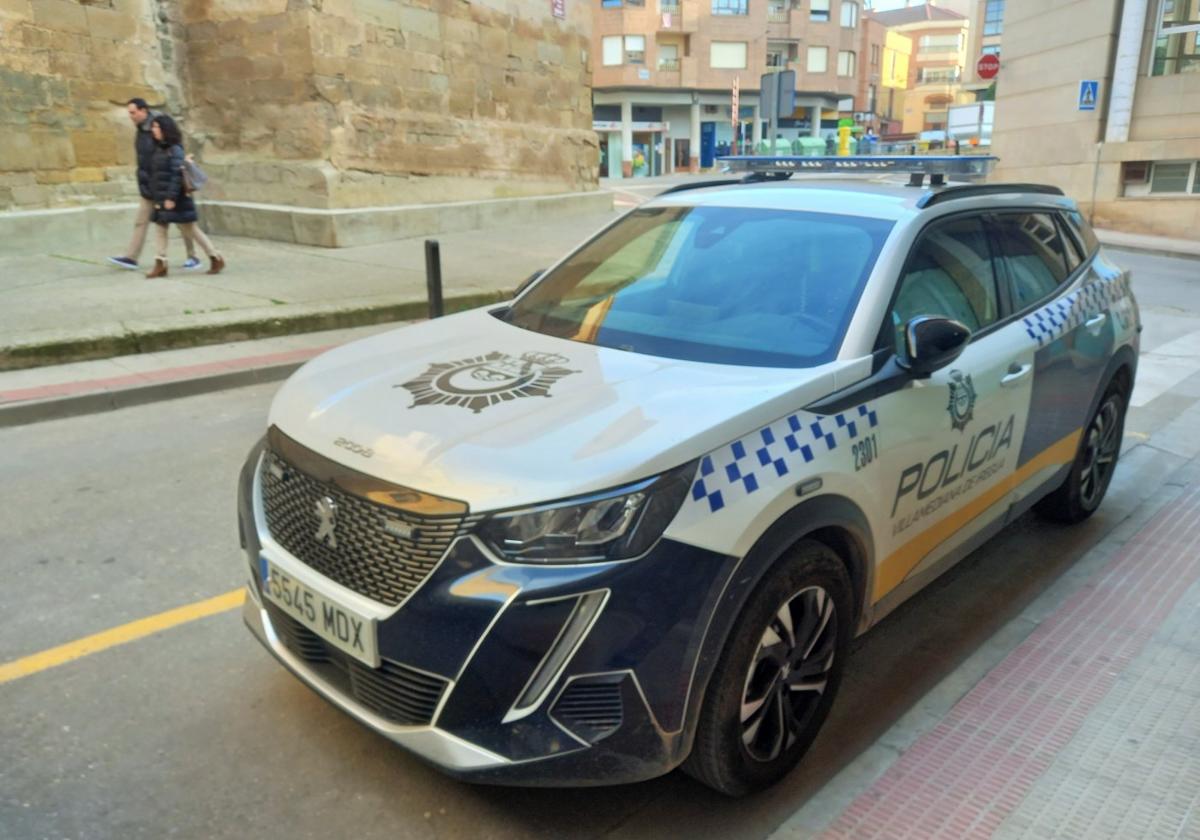 Vehículo de la Policía Local de Villamediana estacionado junto al Ayuntamiento, en la calle de la Iglesia, durante la mañana de ayer.