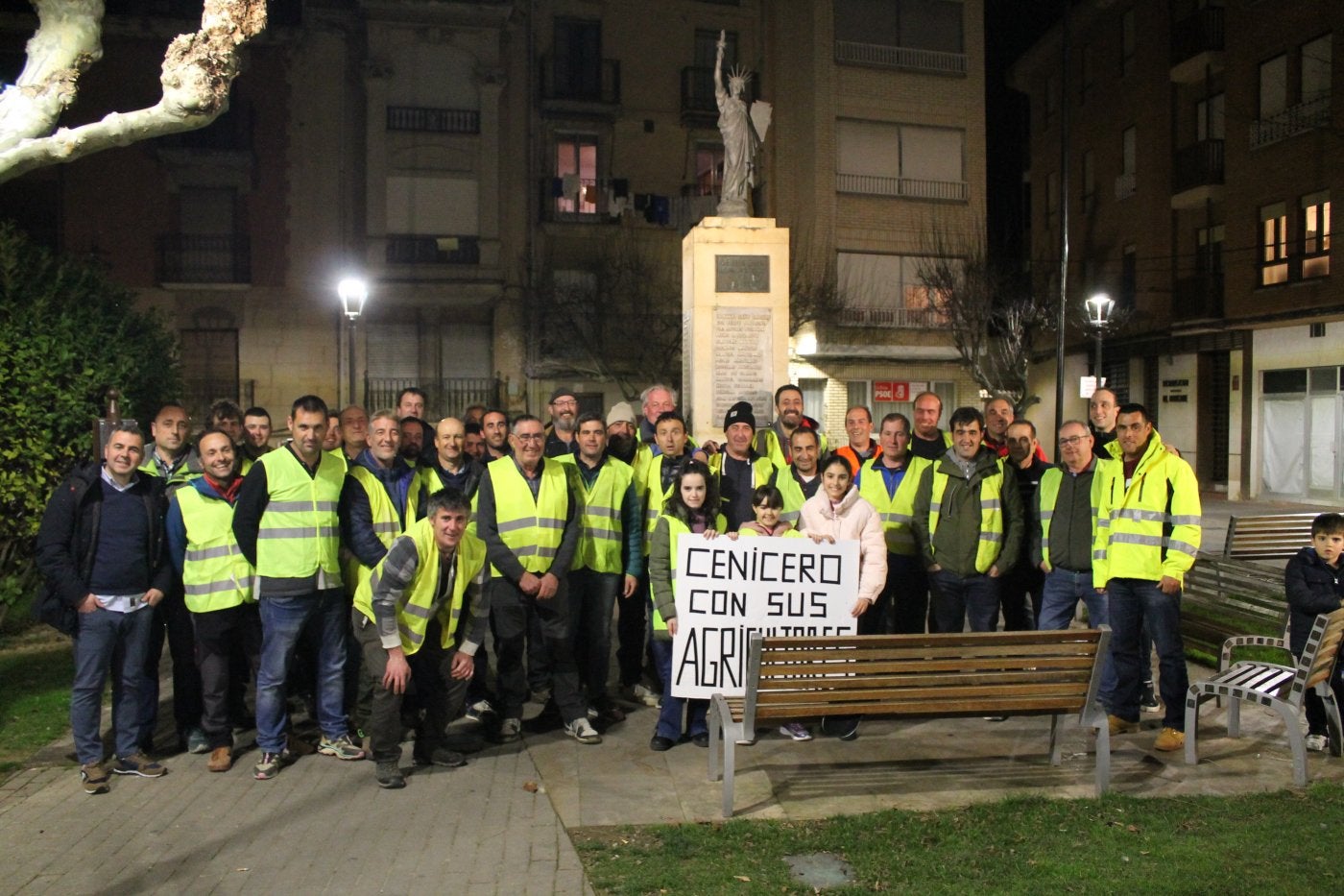 Manifestantes de Cenicero y la comarca y vecinos de la zona, anoche al regresar de la manifestación desarrollada en Logroño.