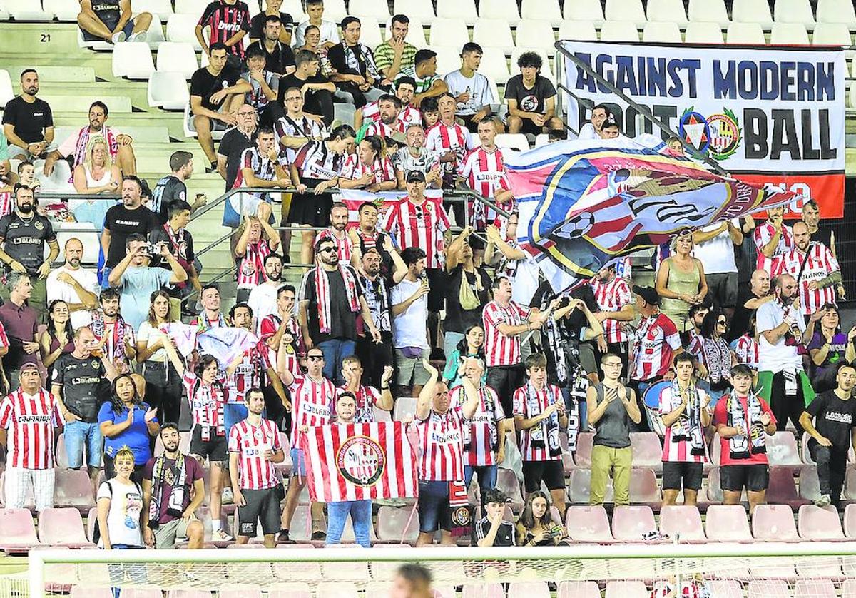 Aficionados de la SD Logroñés animan al equipo desde uno de los fondos de Las Gaunas.