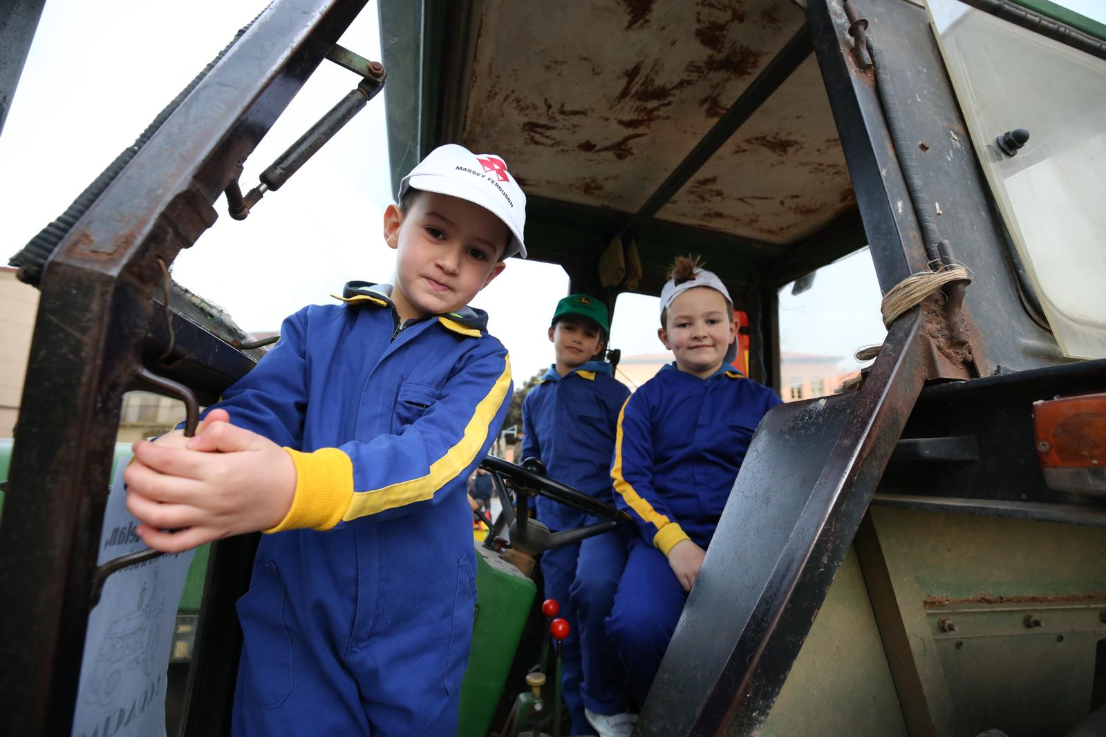 Al colegio, en tractor