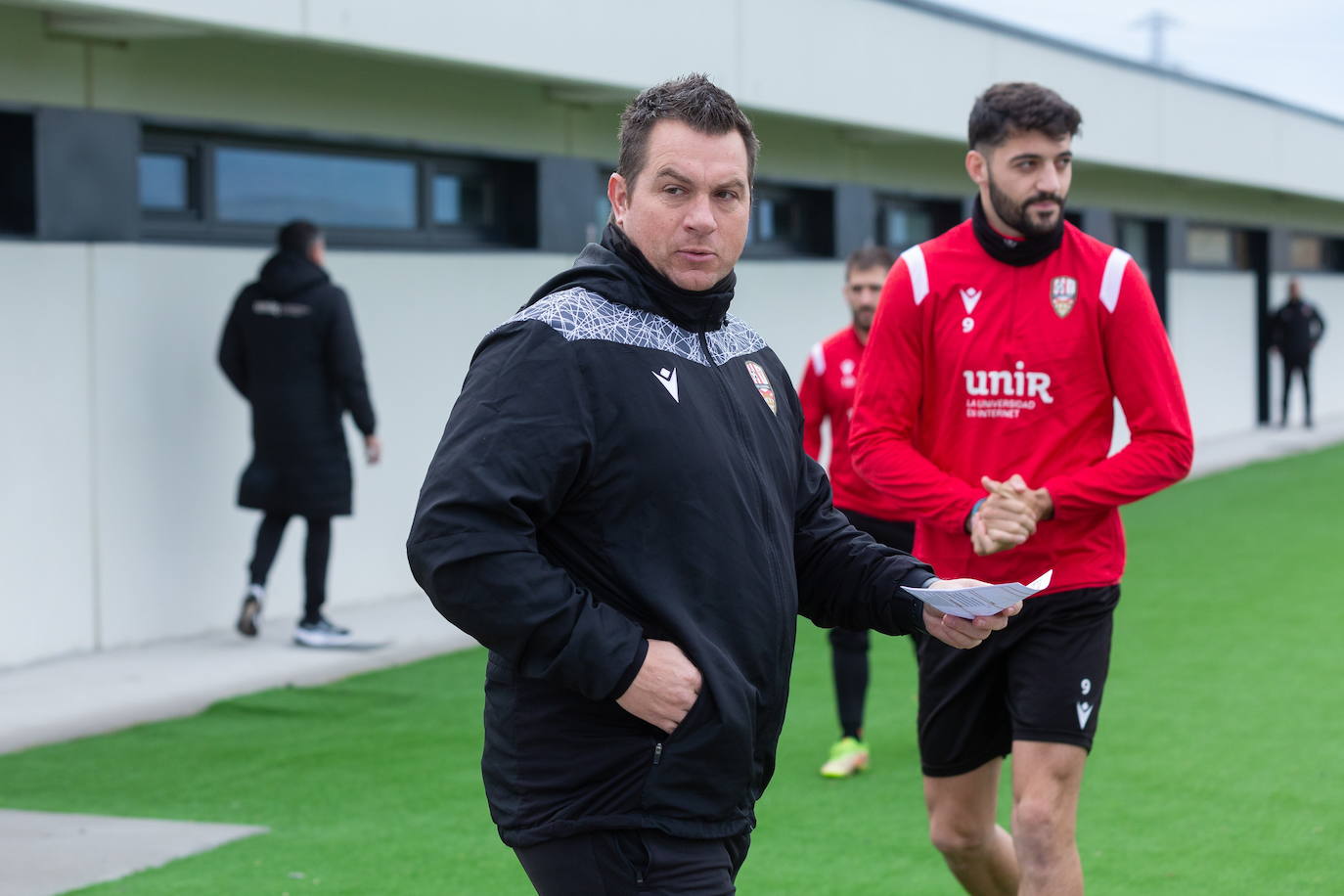 Diego Martínez, antes de iniciar un entrenamiento. Junto a él, Jony.