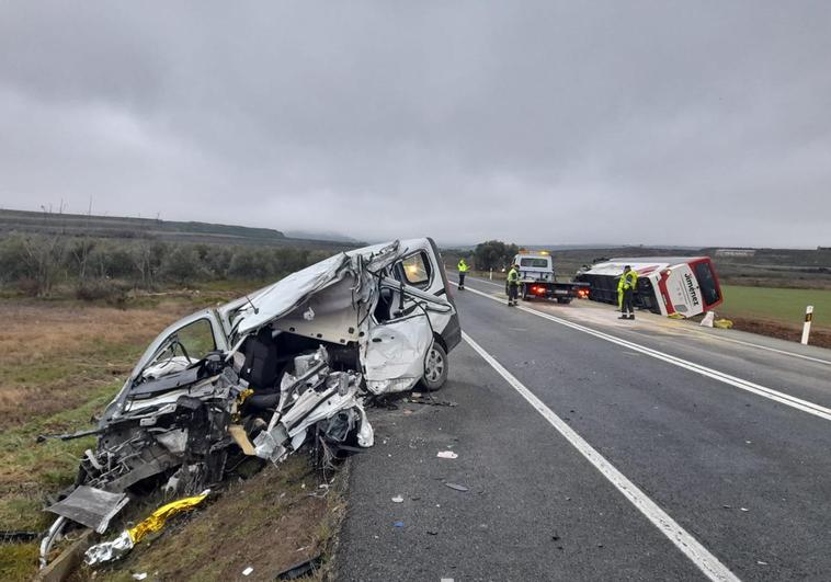 Estado en el que ha quedado la furgoneta tras el accidennte. Al otro lado de la vía, el aautobús.