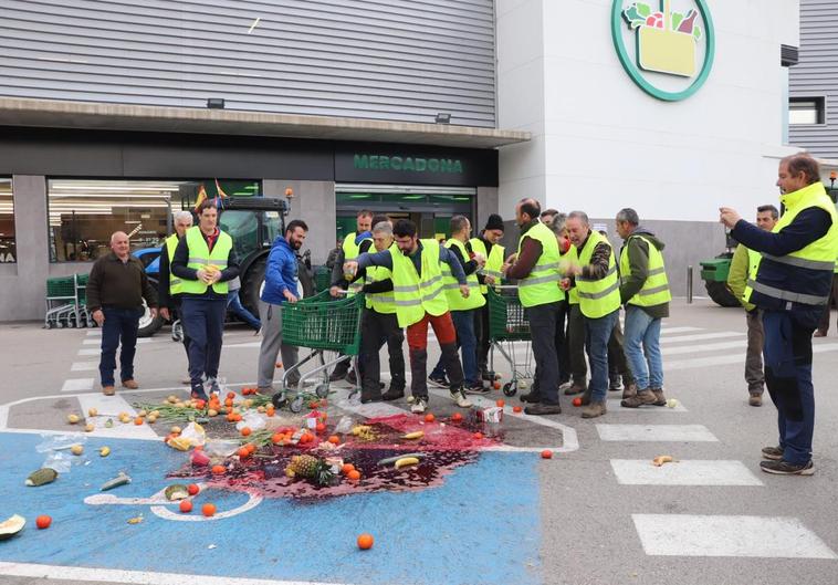 Los agricultores llevan su protesta a los supermercados