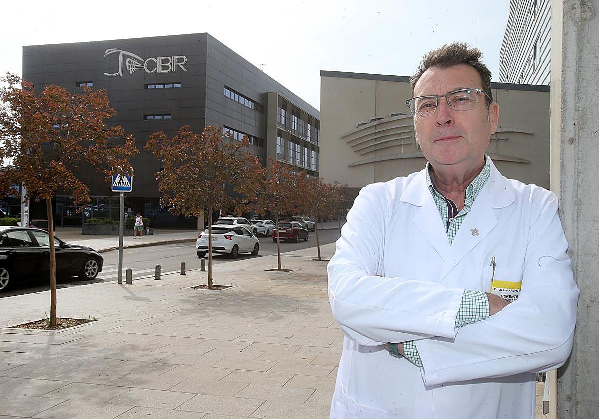 Jesús Álvarez posa junto al Cibir y el Hospital San Pedro.
