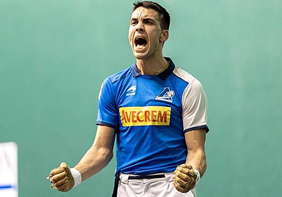 Javier Zabala celebra uno de los muchos tantos que ha sumado en el Labrit.