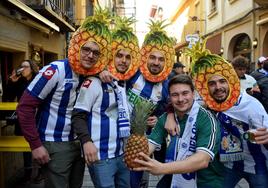 La afición del Dépor pone color blanquiazul a la calle Laurel