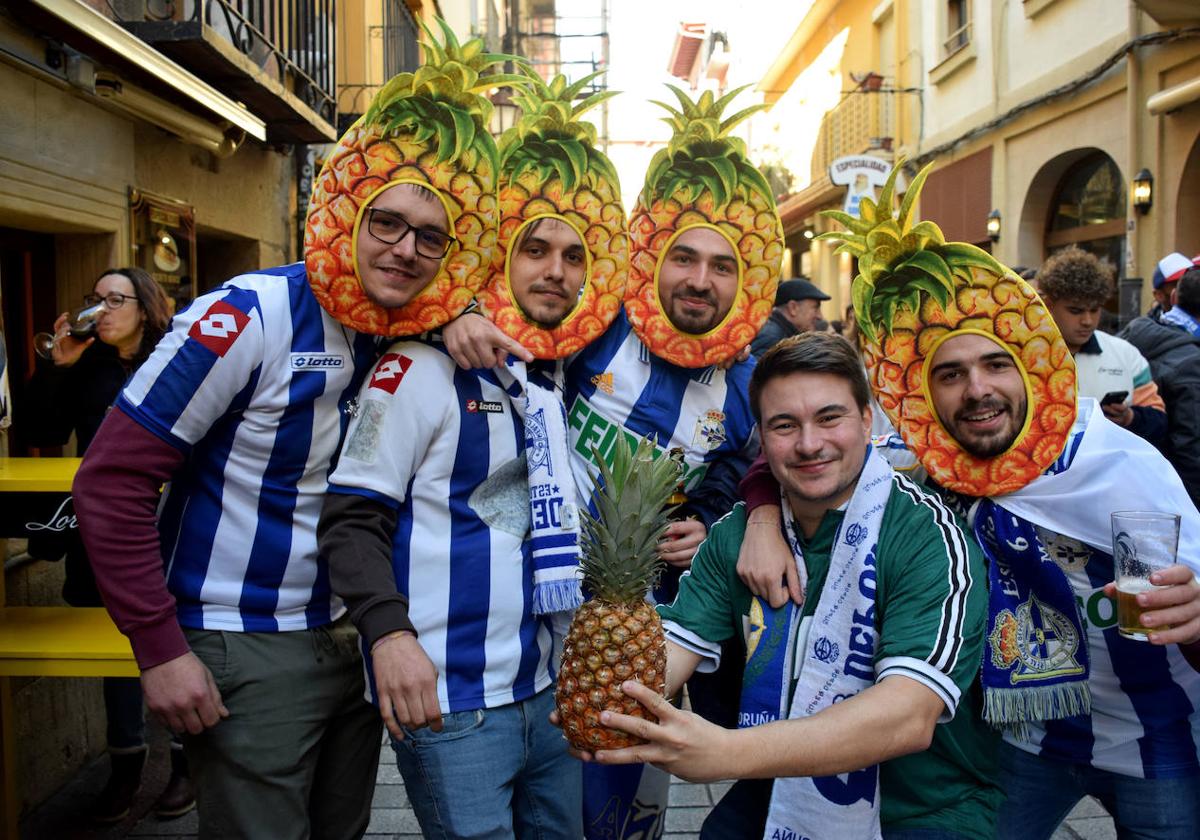 La afición del Dépor pone color blanquiazul a la calle Laurel