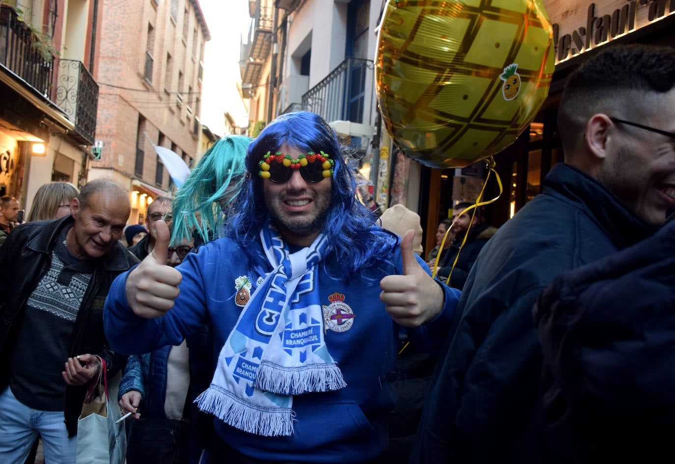 La afición del Dépor pone color blanquiazul a la calle Laurel