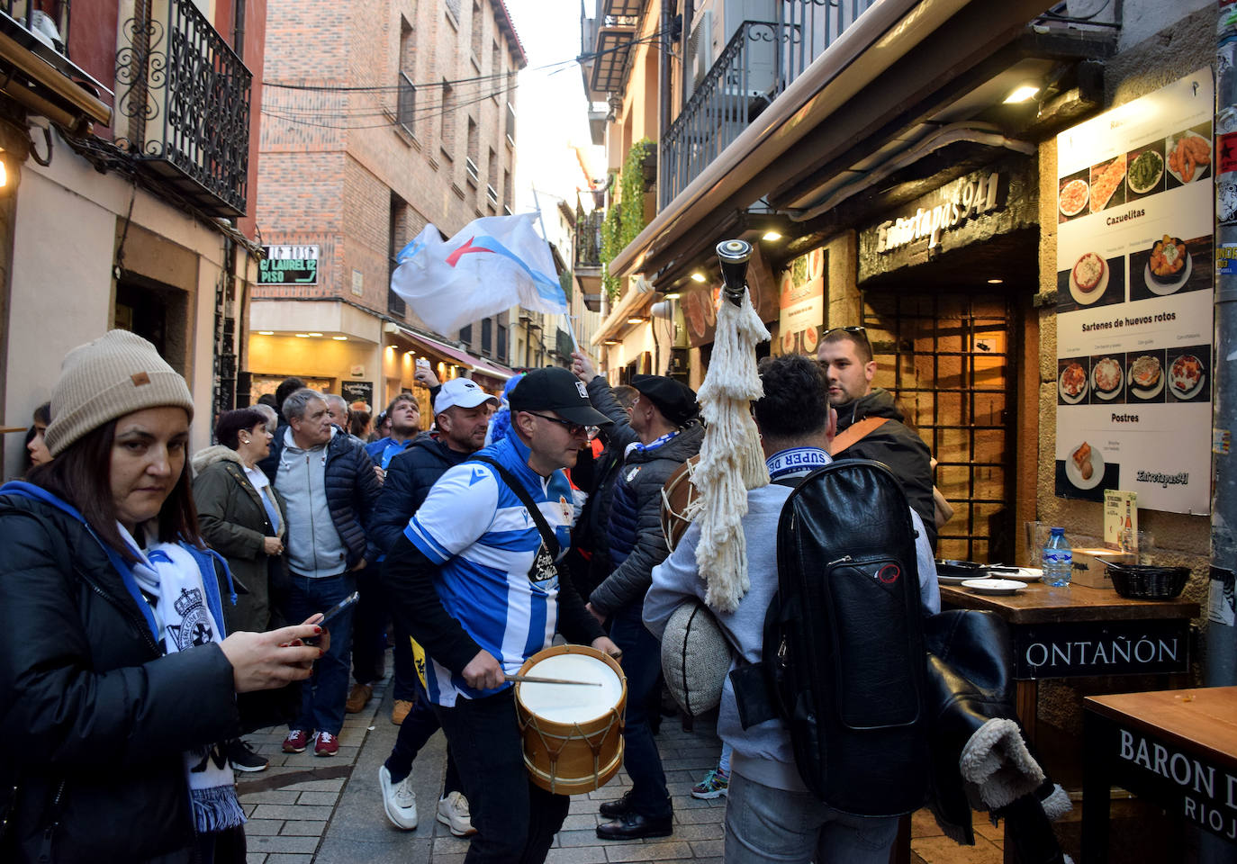 La afición del Dépor pone color blanquiazul a la calle Laurel