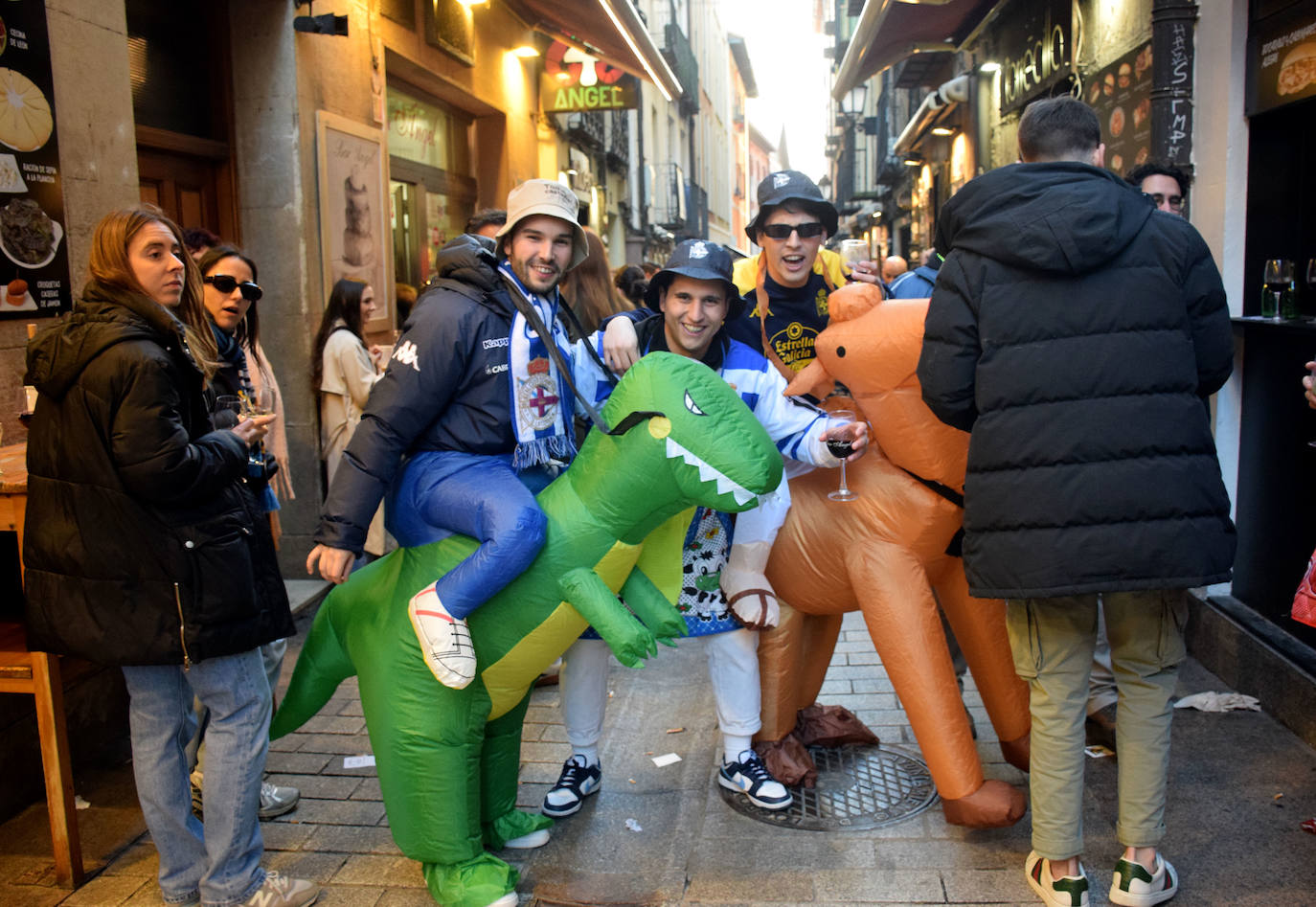 La afición del Dépor pone color blanquiazul a la calle Laurel